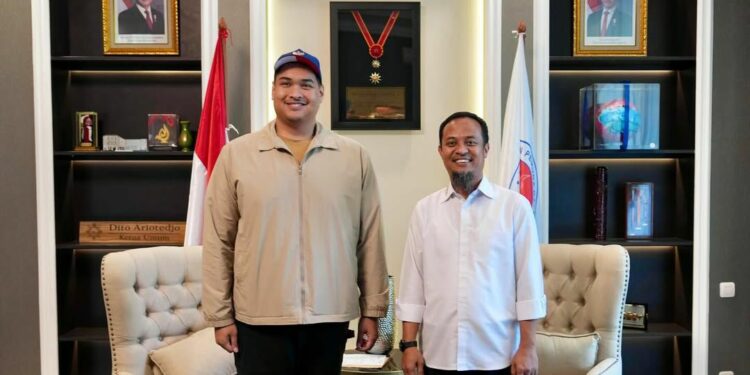 Gubernur Sulsel Andi Sudirman Sulaiman bersama Menpora RI Dito Ariotedjo membahas progres pembangunan Stadion Sudiang di ruang kerja Menpora, Jakarta, Senin (19/5/2025)