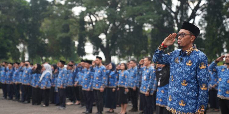Sekretaris Diskominfo SP Sulsel, Sultan Rakib memimpin upacara dalam memperingati Hari Kebangkitan Nasional (Harkitnas) ke-117 pada Selasa (20/5/2025) di Lapangan Kantor Gubernur Sulsel, Jalan Urip Sumoharjo, Makassar