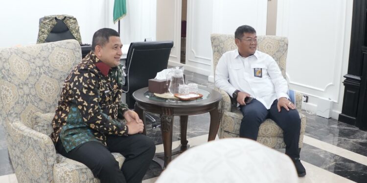 Plt Direktur Utama PDAM Kota Makassar, Hamzah Ahmad, mendampingi Wali Kota Makassar, Munafri Arifuddin, menerima kunjungan Kepala Balai Besar Pelaksana Jalan Nasional (BBPJN) Sulawesi Selatan, Asep Syarip Hidayat, di Ruang Kerja Wali Kota, Kamis (22/5/2025)