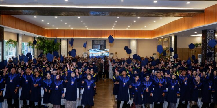 593 Mahasiswa Wisuda ke-67 Periode 1
MAKASSAR, PIJARNEWS.COM--Pada hari kedua, Universitas Bosowa (Unibos) menggelar Wisuda Angkatan ke-67 Periode I Tahun Akademik 2024/2025 di Balai Sidang Bosowa, Kamis (22/5/2025). Jumlah wisudawan yang diluluskan pada periode ini berjumlah 593 orang.