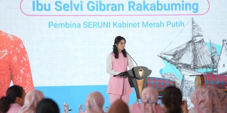 Pembina Solidaritas Perempuan untuk Indonesia Kabinet Merah Putih (Seruni), sekaligus Istri dari Wakil Presiden RI, Selvi Gibran Rakabuming secara resmi membuka kegiatan Warna Budaya dengan tajuk Mewarnai Nusantara dengan Budaya di Benteng Fort Rotterdam, Makassar, Sulawesi Selatan, Kamis (22/5/2025)