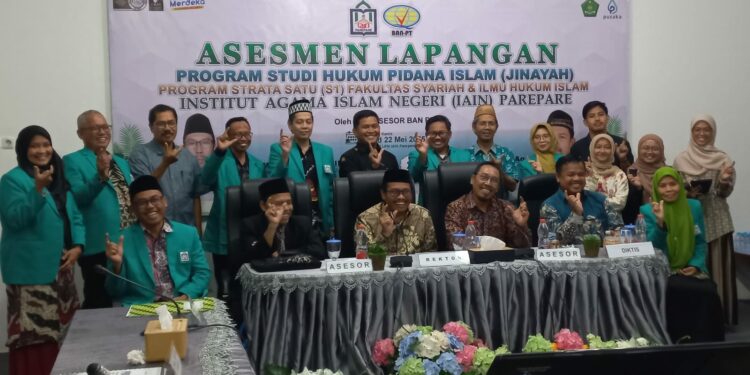 Foto bersama asesor dari Badan Akreditasi Nasional Perguruan Tinggi (BAN-PT) usai asesmen lapangan di Ruang Pertemuan Lembaga Penjaminan Mutu (LPM) IAIN Parepare, Rabu (21/5/2025)