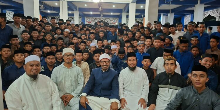 Prof. Dr. As-Sayyid Abdussami' Muhammad Hassunah di antara santri Pesantren Darul Aman, Sabtu (24/5/2025)