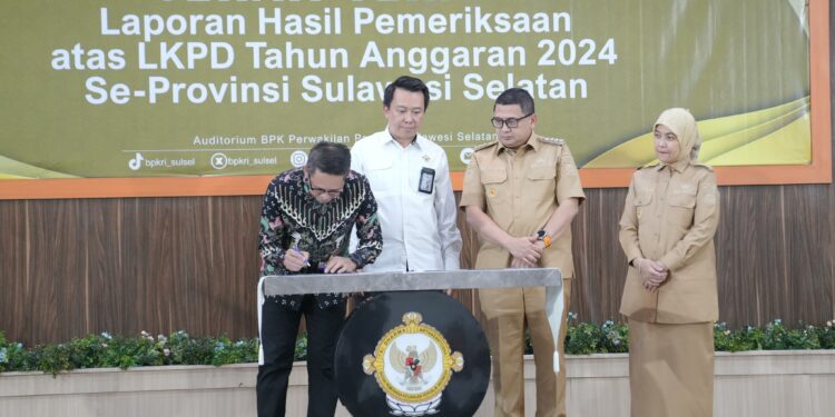 Serah terima LHP BPK atas LKPD Tahun Anggaran 2024 se-Sulsel diterima langsung Wali Kota Makassar dan Wakil Wali Kota, Munafri Arifuddin-Aliyah Mustika Ilham dan Ketua DPRD Makassar Supratman, di Auditorium BPK Perwakilan Provinsi Sulsel, Jalan AP Pettarani, Senin (26/5/2025)