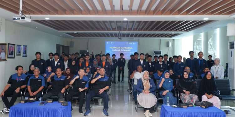 Universitas Bosowa dan Politeknik Bosowa (Poltekbos) memberangkatkan sebanyak 79 mahasiswa untuk mengikuti program magang di Taiwan. Kegiatan pelepasan ini diadakan di Ruang Rapat Senat Unibos, Rabu (28/5/2025)