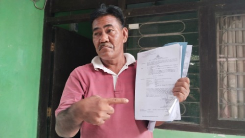 Ambo Asse saat Menunjukkan Surat Panggilan Tersangka dari Kepolisian