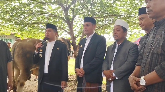 Wali Kota dan Wakil Wali Kota Parepare, Tasming Hamid dan Hermanto menyerahkan bantuan sapi presiden Prabowo secara simbolis di Masjid Al Afiah, Kelurahan Bukit Harapan, Kecamatan Soreang, Kota Parepare. (Foto: Faizal Lupphy/ PijarNews.com).