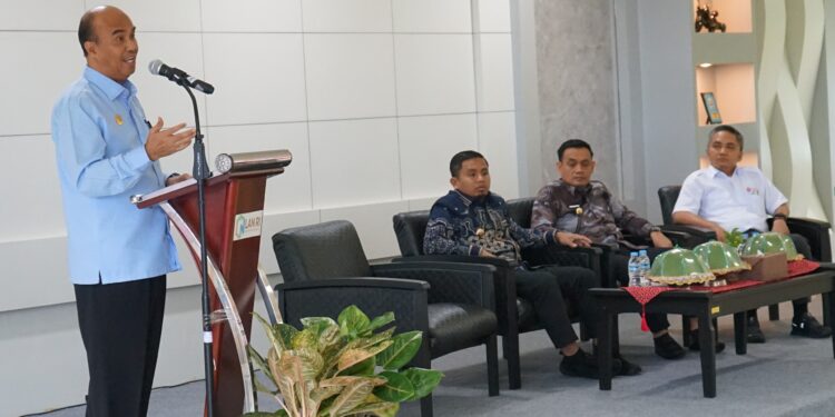 Kepala Pusat Pembelajaran dan Strategi Kebijakan Manajemen Pemerintahan (Pusjar SKMP) LAN, Dr Muhammad  Aswad, M.Si, memberi sambutannya pada acara Pembukaan Pendampingan Pengembangan Inovasi Daerah Kota Parepare Tahun 2025 yang berlangsung pada tanggal Selasa-Rabu (3-4/6/2025)  di Pusjar SKMP, Makassar