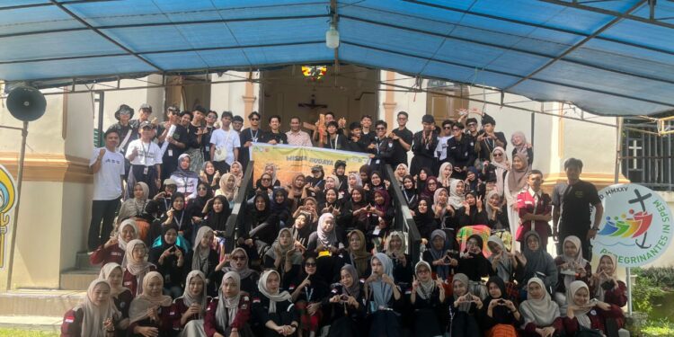 FORBES (Forum Beasiswa) IAIN Parepare dan UKM Seni ANIMASI (Aliansi Mahasiswa Seni), yang melakukan eksplorasi budaya di berbagai situs sejarah dan wisata budaya di Soppeng