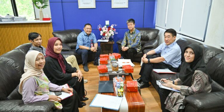 Plt Direktur Utama Perumda Air Minum Kota Makassar, Hamzah Ahmad, menerima kunjungan dan audiensi kehormatan dari Kepala Konsuler Jepang di Makassar, Ohashi Koichi, pada Selasa, bertempat di Ruang Direktur Utama PDAM Makassar, Jl. Dr. Ratulangi, Selasa, (10/6/2025)