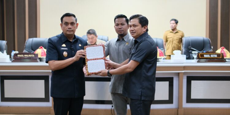 Penyerahan Rancangan Peraturan Daerah (Ranperda) tentang RPJMD 2025–2029 di Ruang Paripurna DPRD Kota Parepare, Selasa (10/6/2025)