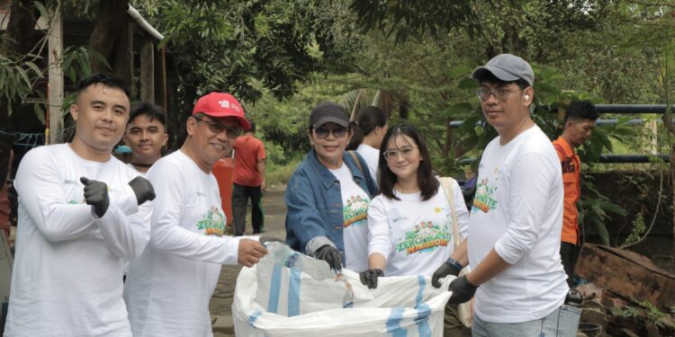PT PLN (Persero) Unit Induk Pembangunan Sulawesi melaksanakan program bersih-bersih lingkungan ) di Taman RPTRA Untia, Desa Nelayan, Untia, Kecamatan Biringkanaya, Kota Makassar, Kamis (12/6/2025)