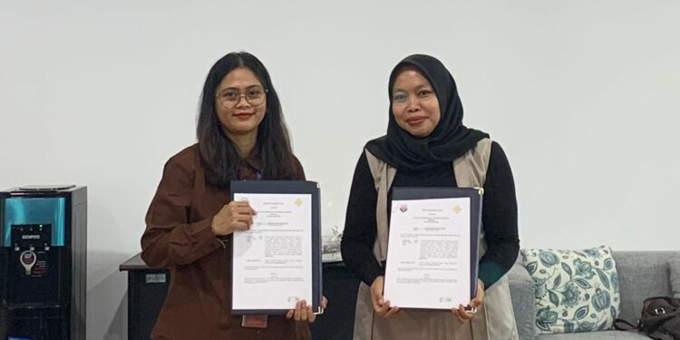 Penandatanganan kerja sama oleh Dekan Fakultas Psikologi Unibos, Patmawaty Taibe, S.Psi., MA., M.Sc, Ph.D (kiri) dan Direktur Rumah Mentari, Indria Siregar, S.Psi, Rabu (11/6/2025)