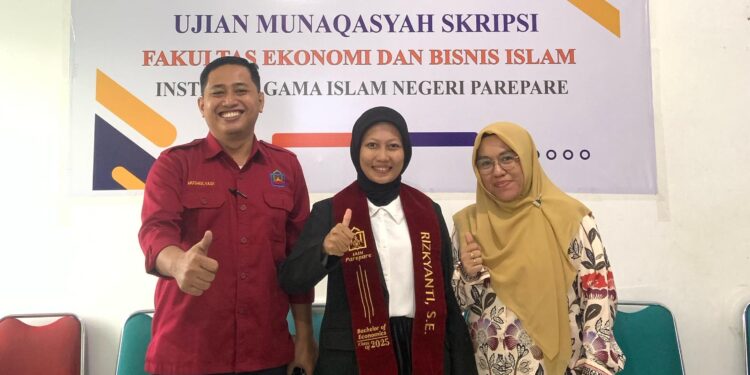 Rizkyanti, akrab disapa Ekky, mahasiswa Program Studi Manajemen Keuangan Syariah, Fakultas Ekonomi dan Bisnis Islam (FEBI), IAIN Parepare yang merupakan jurnalis Pijarnews.com dan Lulus Cumlaude di IAIN Parepare