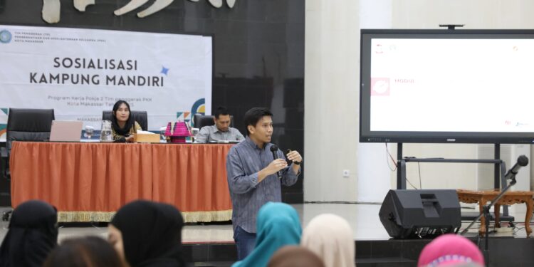 General Manager Inkubator UMKM Kota Makassar, Khairul Umam menjelaskan program Kampung Mandiri di Baruga Rumah Jabatan Wali Kota Makassar, Kamis (19/6/2025)