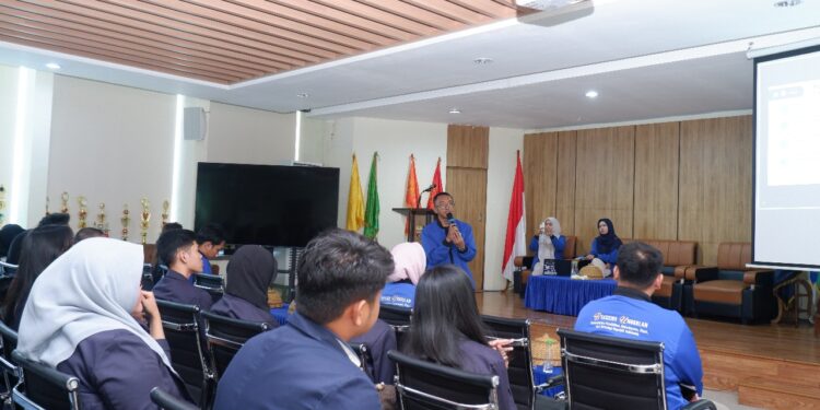 Universitas Bosowa (Unibos) menjadi tuan rumah dalam kegiatan Sosialisasi Beasiswa Unggulan 2025 yang digelar oleh Forum Awardee Beasiswa Unggulan Indonesia Timur. Acara ini berlangsung di Ruang Rapat Senat, Lantai 9 Gedung 1 Unibos, pada Senin (23/6/2025)