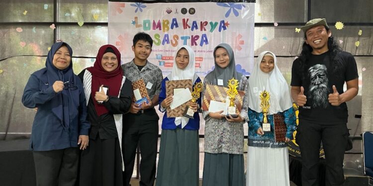 Para pemenang Lomba Karya Sastra FIPS Unibos 2025
