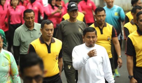 Wali Kota Parepare Tasming Hamid (Kaos Putih) dalam Sebuah Kegiatan Jalan Santai