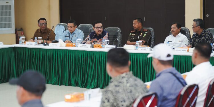 Sekretaris Daerah Provinsi Sulawesi Selatan, Jufri Rahman, memimpin Rapat Koordinasi Lanjutan Satgas Percepatan Investasi Provinsi Sulawesi Selatan pada Selasa (1/7/2025)