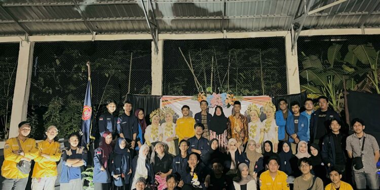 Malam keakraban yang bertajuk Ramah Tamah menjadi penutup rangkaian kegiatan Humanikom Social Dedication yang diselenggarakan oleh Himpunan Mahasiswa Jurusan Ilmu Komunikasi (HUMANIKOM) Fakultas Ilmu Sosial dan Ilmu Politik (FISIP) Universitas Muhammadiyah Makassar (Unismuh Makassar) di Desa Pattinoang, Kecamatan Galesong, Kabupaten Takalar, Selasa (15/7/2025)