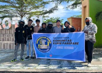 Aksi Berbagi di Hari Jumat Tandai Terbentuk Komunitas Kurir Parepare