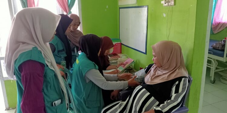 Mahasiswa Kuliah Kerja Nyata (KKN) Institut Agama Islam Negeri (IAIN) Parepare Posko 27, menunjukkan kepedulian terhadap kesehatan masyarakat dengan turut berpartisipasi aktif dalam program pemeriksaan Posyandu di Desa Batu Noni, Kamis (24/7/2025)
