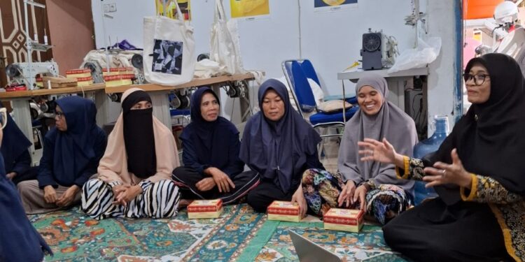 Dosen Fakultas Dakwah dan Komunikasi UIN Alauddin Makassar, Hartinah Sanusi, S.Pt., M.I.Kom melatih jurnalisme partisipatoris dan komunikasi kelompok di hadapan ibu-ibu yang tergabung dalam Perempuan UMKM Rappo, beberapa waktu lalu