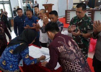 Serahkan SK PPPK, Bupati Sidrap Ingatkan Gaji Pertama untuk Orang Tua, Keluarga, dan Zakat
