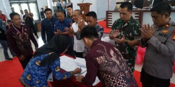 Serahkan SK PPPK, Bupati Sidrap Ingatkan Gaji Pertama untuk Orang Tua, Keluarga, dan Zakat