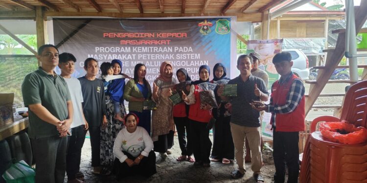Tim pengabdian masyarakat Universitas Hasanuddin yang terdiri Dr. Ir. Anie Asriany, Andi Muhammad Anshar, Dr. Andi Ratna Sari Dewi dań Erna Mayasari, Ph.D., bersama kelompok peternak ayam Madalle Farm di desa Bapangi, Kecamatan Panca Lautang, Kabupaten Sidrap pada hari Sabtu-Ahad ( 9-10/8/ 2025).