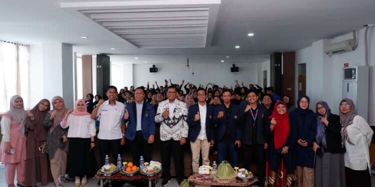 Fakultas Ilmu Pendidikan dan Sastra (FIPS) Universitas Bosowa (Unibos) menyelenggarakan Pembekalan Mahasiswa Praktik Lapangan Persekolahan (PLP) II pada Rabu (6/8/2025)