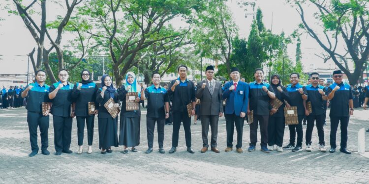 Universitas Bosowa menunjukkan kepedulian dan dedikasinya dalam dunia akademik dengan memberikan penghargaan kepada dosen-dosen terbaiknya pada Upacara Peringatan Hari Ulang Tahun Republik Indonesia ke-80, yang berlangsung pada Ahad (17/8/2025)