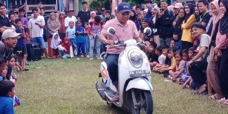 Peserta lomba motor lambat menjadi pusat perhatian dalam lomba HUT Kemerdekaan RI, di Desa Bojo, Kecamatan Mallusetasi, Kabupaten Barru, Ahad (17/8/2025)