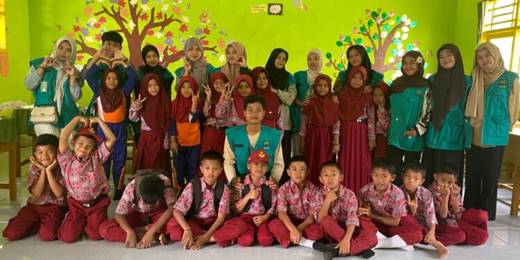 Mahasiswa Kuliah Kerja Nyata (KKN) Posko 27 Institut Agama Islam Negeri (IAIN) Parepare menggelar penyuluhan literasi media Islami pada di Sekolah Dasar Negeri (SDN) 59 Garotin, Desa Batu Noni, Kecamatan Anggeraja, Kabupaten Enrekang, Rabu (20/8/2025)