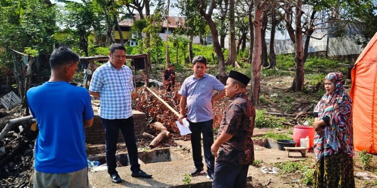 Direktur Perumda Air Minum (PAM) Tirta Karajae Parepare, Firdaus Djollong, bersama jajaran menyambangi korban kebakaran di Jalan Laupe, Kelurahan Bukit Indah, Kecamatan Soreang, Kamis (21/8/2025)
