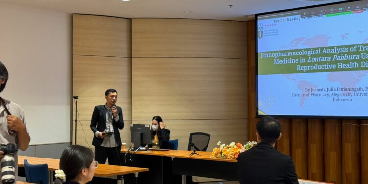 Junaedi, mahasiswa Pascasarjana Farmasi Universitas Megarezky (UNIMERZ) Makassar, tampil sebagai perwakilan Indonesia dalam Consortium for Globalization of Chinese Medicine (CGCM) di Phitsanulok, Thailand, Rabu (20/8/2025)