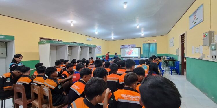 Politeknik Bosowa Makassar melalui Program Studi Teknik Listrik menggelar pelatihan kontrol motor berbasis smart relay Zelio untuk 30 siswa jurusan Teknik Instalasi Tenaga Listrik SMKN 1 Tana Toraja, Jumat (22/8/2025)