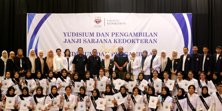 Fakultas Kedokteran Universitas Bosowa (Unibos) sukses menggelar Yudisium dan Pengambilan Janji Sarjana Kedokteran pada Selasa (26/8/2025) di Balai Sidang Unibos.