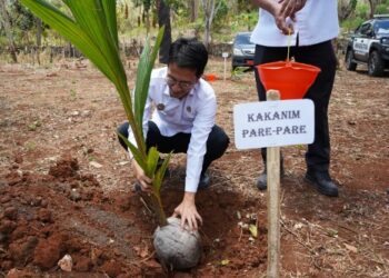 Turut Serta Tanam 5.000 Bibit Kelapa, Kakanim Parepare: Sebagai Warisan dan Perkuat Ketahanan Pangan