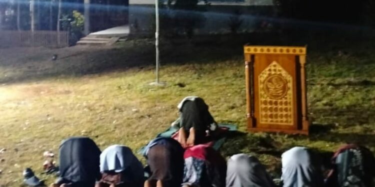 Warga Pesantren Hizbul Wathan Muhammadiyah Sulsel Salat Gerhana Bulan di Lapangan