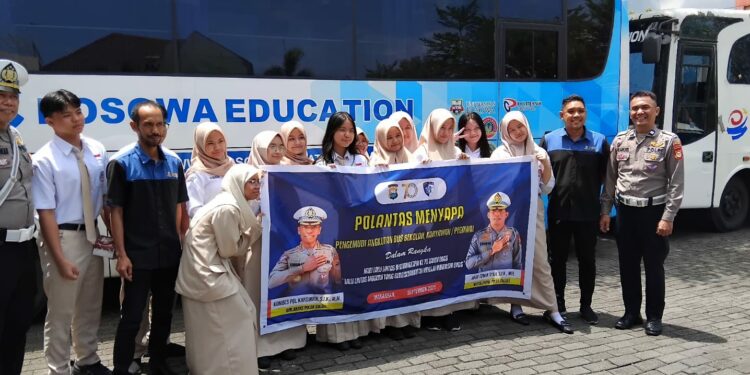 --SMA Bosowa School Makassar menerima kunjungan dari Satuan Lalu Lintas (Satlantas) Polrestabes Makassar dalam kegiatan sosialisasi “Polantas Menyapa” pada Rabu (10/9/2025)