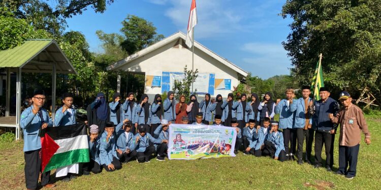 Pelapasan santri Pesantren Hizbul Wathan Muhammadiyah Sulsel mengikuti Lomba Kemah Tahfidz dan Bahasa VIII Tahun 2025 di Sidrap di Lapangan Pesantren HW, Desa Belapunranga, Kabupaten Gowa, Jumat (12/9/2025)