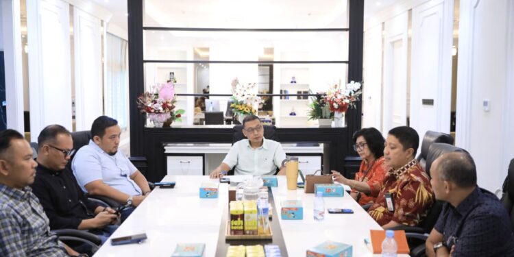 Sekretaris Daerah (Sekda) Makassar Andi Zulkifly memimpin Rapat Koordinasi penggunaan basis data Pensasaran Percepatan Penghapusan Kemiskinan Ekstrem (P3KE) di Ruang Rapat Sekda Lantai 3 Kantor Balai Kota Makassar, Jumat (12/9/2025)