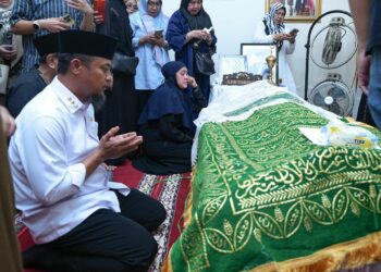 Andi Sudirman Melayat Prof Paturungi Parawansa, Mertua Gubernur Jatim Khofifah