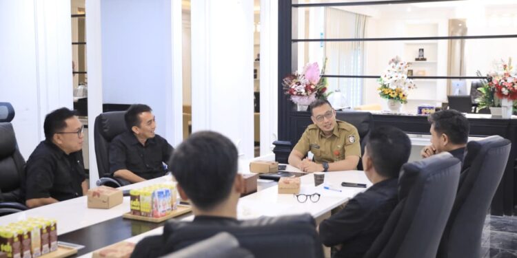 Sekretaris Daerah Makassar Andi Zulkifly menerima audiensi Pelaksana Tugas (Plt) Direktur Utama (Dirut) Perusahaan Umum Daerah (Perumda) Makassar Raya Adi Rasyid Ali bersama jajaran di Ruang Rapat Sekda Lantai 3 Kantor Balai Kota Makassar, Selasa (16/9/2025)