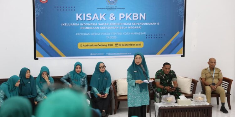 Ketua TP PKK Kota Makassar Melinda Aksa saat membuka kegiatan Keluarga Indonesia Sadar Administrasi Kependudukan (KISAK) dan Pembinaan Kesadaran Bela Negara (PKBN) Pokja I TP PKK Kota Makassar di Auditorium Gedung PKK, Selasa (16/9/2025)