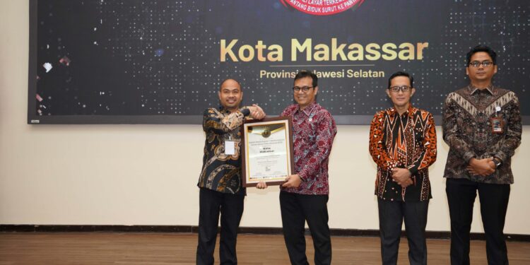Kepala Dinas Komunikasi dan Informatika (Kominfo) Kota Makassar, Dr. Muhammad Roem menerima penghargaan sebagai salah satu dari 10 Pemerintah Daerah Terbaik di Indonesia dalam Gajah Mada Digital Transformation Governance Index (GM-DTGI) Awards 2025, Kamis (18/09/2025)