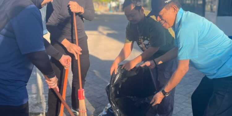 Karyawan Bosowa Education bersama civitas akademika turut ambil bagian dalam Gerakan Gotong Royong Kerja Bakti Massal memperingati World Cleanup Day (WCD) 2025, Sabtu (20/9/2025)