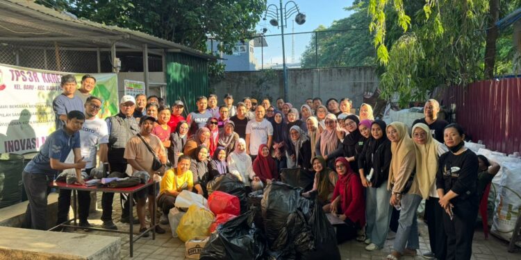 Memperingati World Clean Up Day (WCUD) 2025, Dinas Komunikasi dan Informatika (Diskominfo) Kota Makassar menggelar kegiatan kerja bakti, di sepanjang ruas Jalan Ahmad Yani dan Balaikota, Sabtu (20/9/2025)