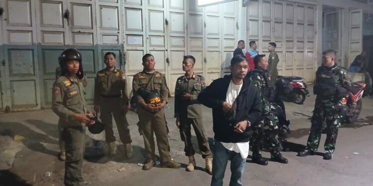 Satuan Polisi Pamong Praja Kota Makassar melaksanakan Posko Pengamanan bersama unsur TNI dan Polri di wilayah Kecamatan Tallo tepatnya di Tinumbu dan di batas Kandea Lembo pada Rabu (24/9/2025)